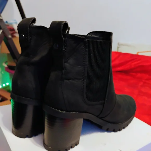 UGG Women’s Hazel Boot - Black. Ankle Boots. Never Worn. Size 9.5 - Picture 3 of 8